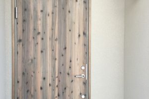 吹田市佐竹台の家｜木製玄関ドアの画像